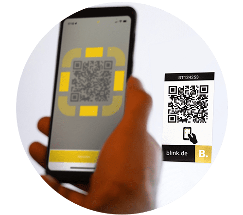 Smartphone scannt QR Code zur Zeiterfassung